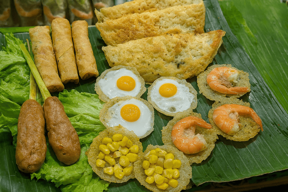 Du khách nên thử các loại đồ ăn khác nhau như bánh khọt, thịt heo xiên nướng sả, v.v. (Nguồn: Internet)